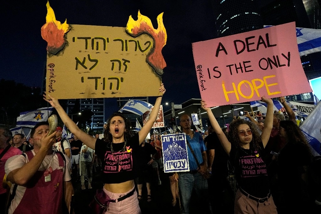 Familiares de rehenes israelíes cautivos por Hamas exigen su liberación al tiempo que protestan contra el gobierno del primer ministro, Benjamin Netanyahu, en Tel Aviv, el 17 de agosto de 2024. Foto Ap