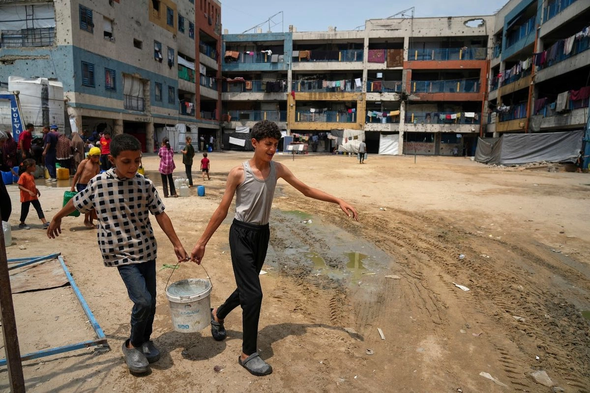 El suministro de agua potable es otro gran problema para los habitantes de la ciudad de Gaza. Foto 