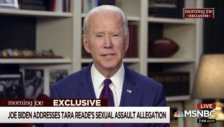 Joe Biden habla para el programa Morning Joe de la MSNBC con la conductora Mika Brzezinski. Foto Ap