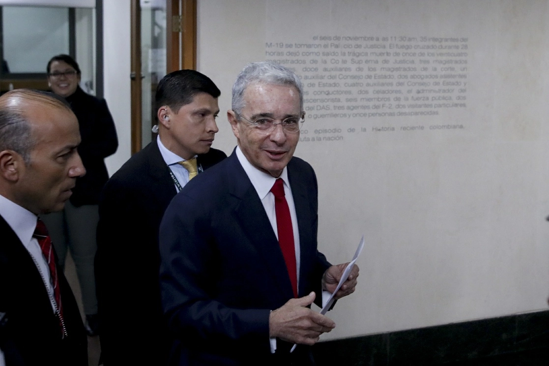 El senador y expresidente Álvaro Uribe llega a la Corte Suprema para ser interrogado en una investigación por cargos de manipulación de testigos en Bogotá, Colombia. Foto Ap