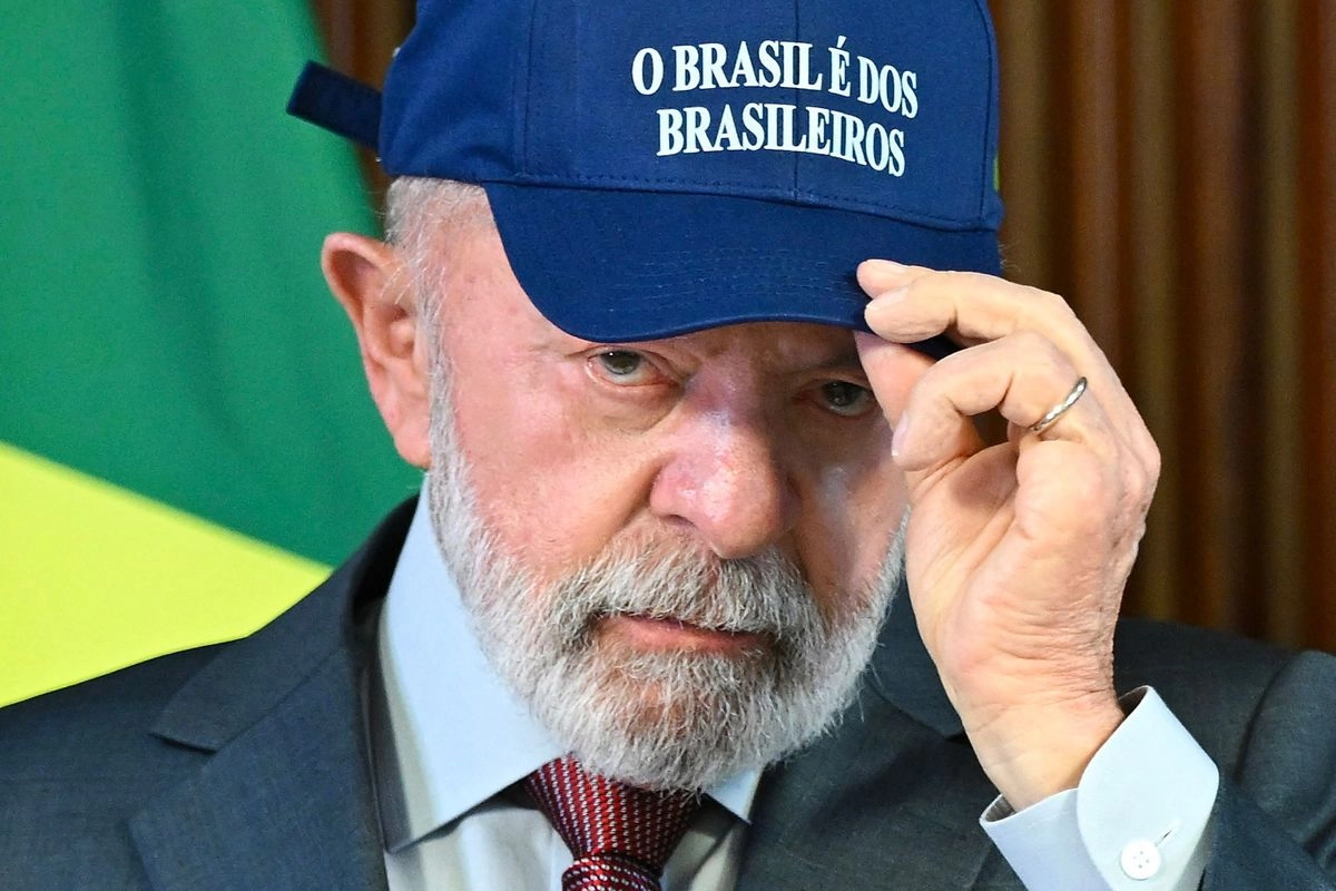El presidente brasileño, Luiz Inácio Lula da Silva, posa con una gorra con la leyenda "Brasil es de los brasileños". Foto 