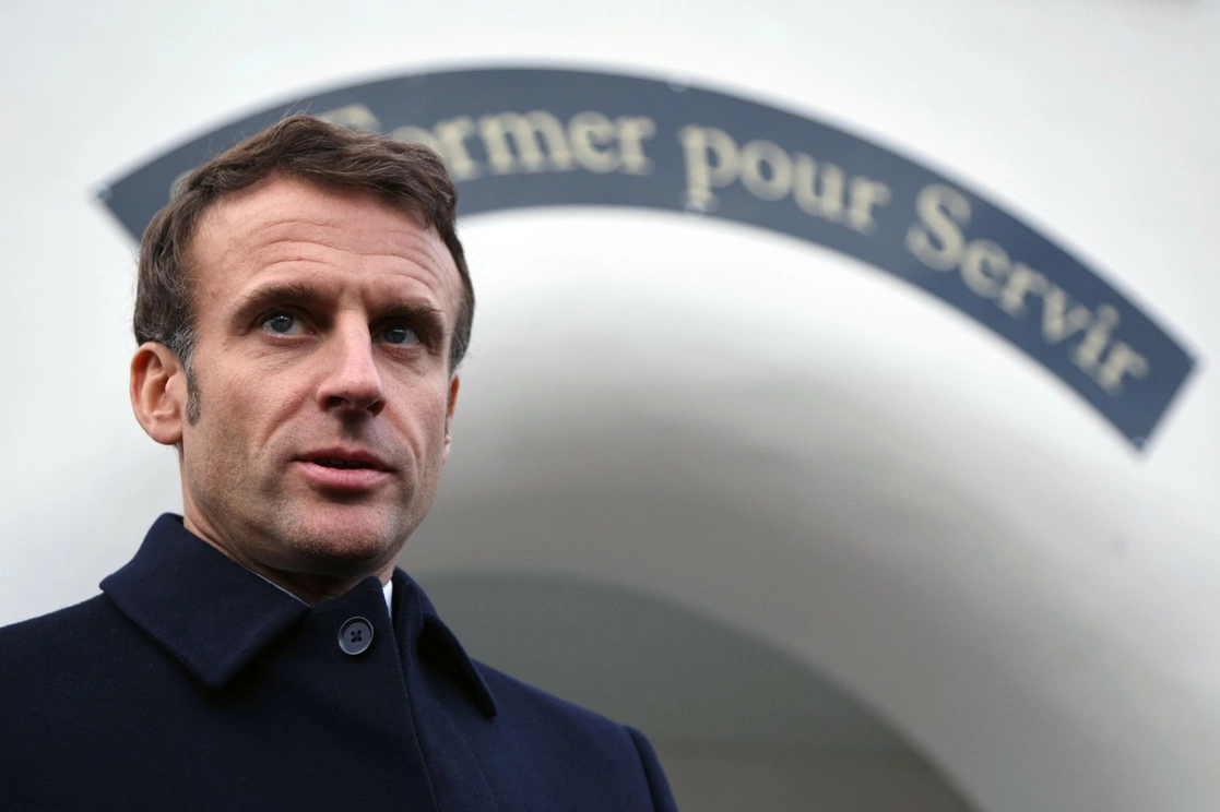 El presidente de Francia, Emmanuel Macron, habla con los medios de comunicación durante una visita a la escuela de Gendarmería en Longvic el 25 de noviembre de 2022. Foto Afp 