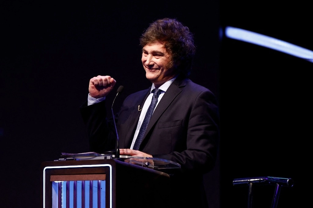 El legislador y candidato presidencial por el partido La Libertad Avanza, Javier Milei, durante el debate presidencial en Santiago del Estero, Argentina, el 1 de octubre de 2023. Foto Afp