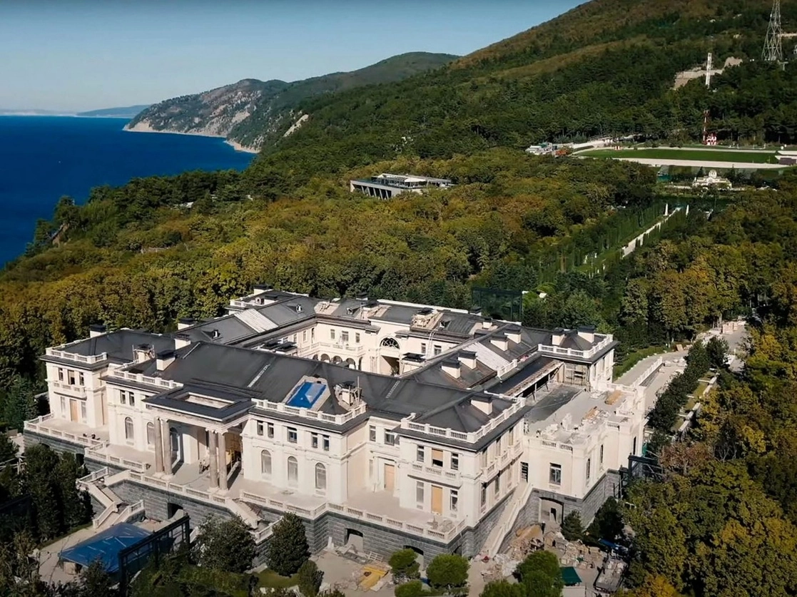 Vladimir Putin negó ser el dueño del castillo a orillas del mar Negro construido presuntamente con sobornos. Foto canal de Youtube de Alexéi Navalny vía Afp