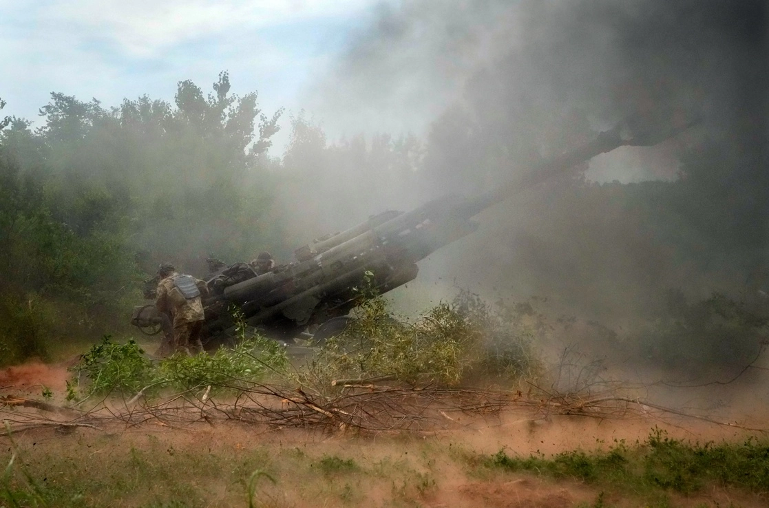 Soldados ucranianos disparan contra posiciones rusas desde un obús M777 suministrado por Estados Unidos en la región de Donetsk, en el este de Ucrania. Foto Ap