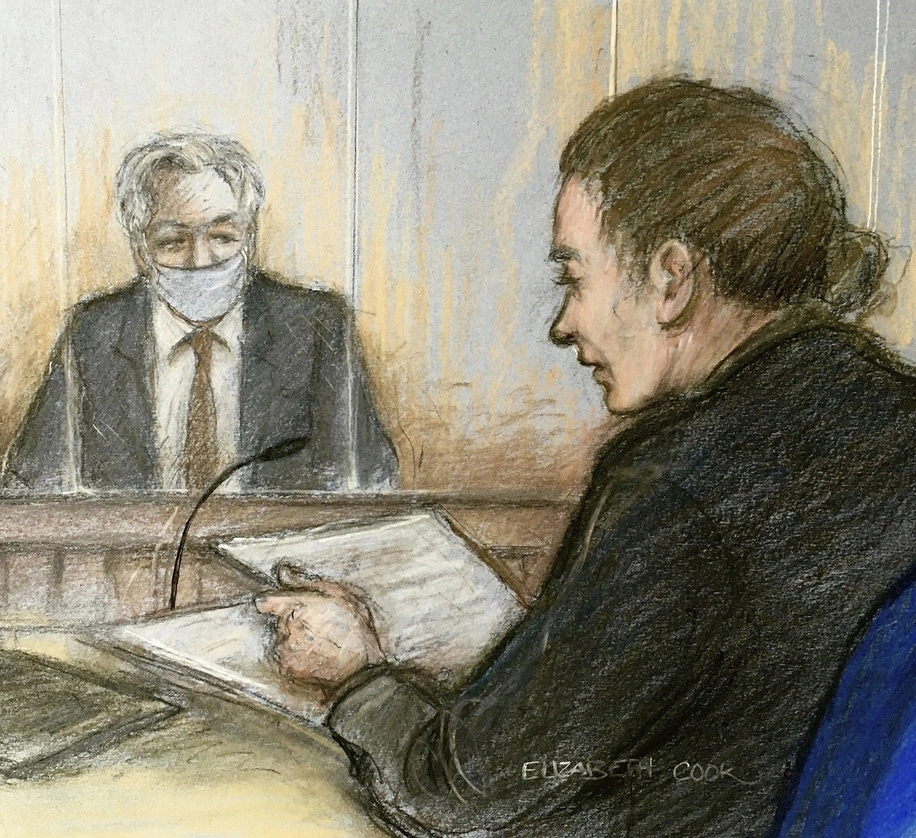 Dibujo de la audiencia judicial en la que un tribunal negó a Julian Assange (izq) la libertad bajo fianza, el 6 de enero de 2021. Ilustración de Elizabeth Cook. Foto Ap