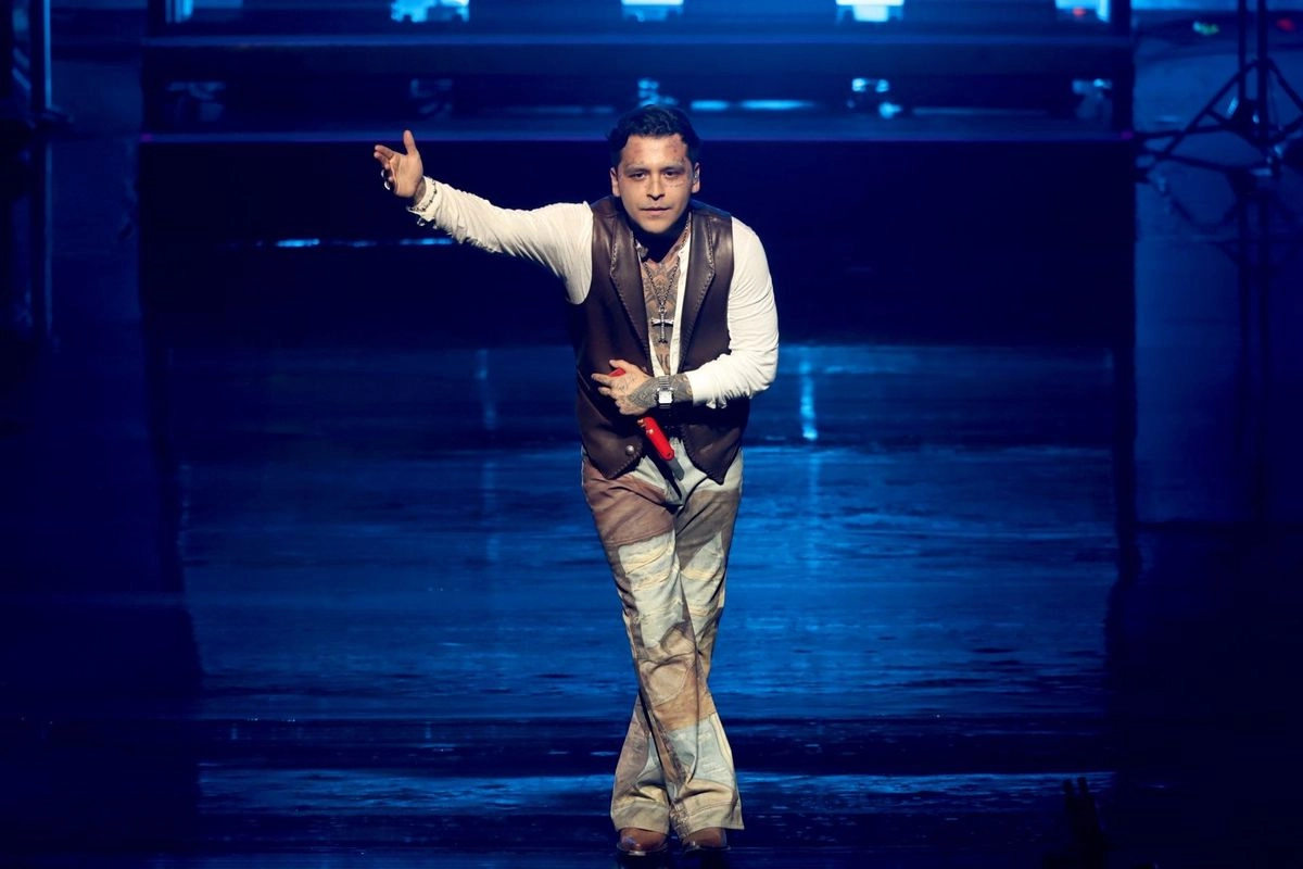 El cantante de regional mexicano Christian Nodal está acusado de falsificación de contratos. Foto 