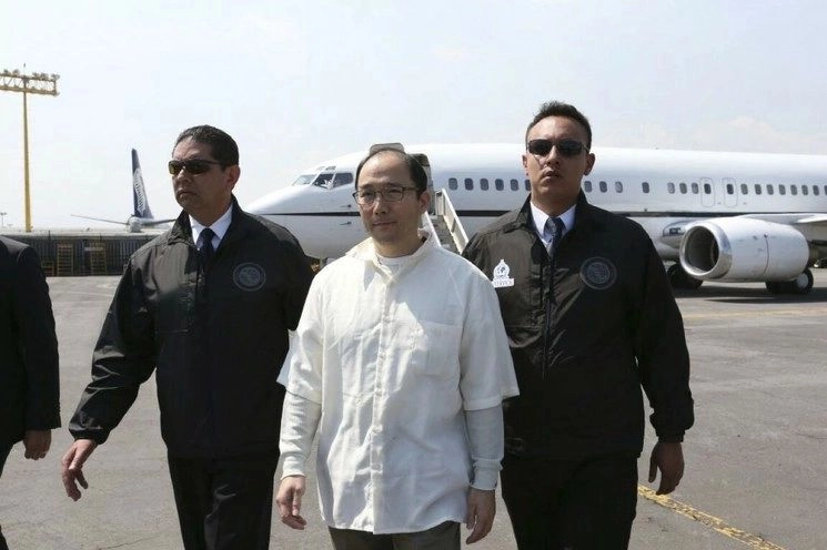 El empresario Zhenli Ye Gon durante su extradición de Estados Unidos a México y traslado al Centro Federal de Readaptación Social número uno, en Almoloya, el 18 de octubre de 2016. Foto 