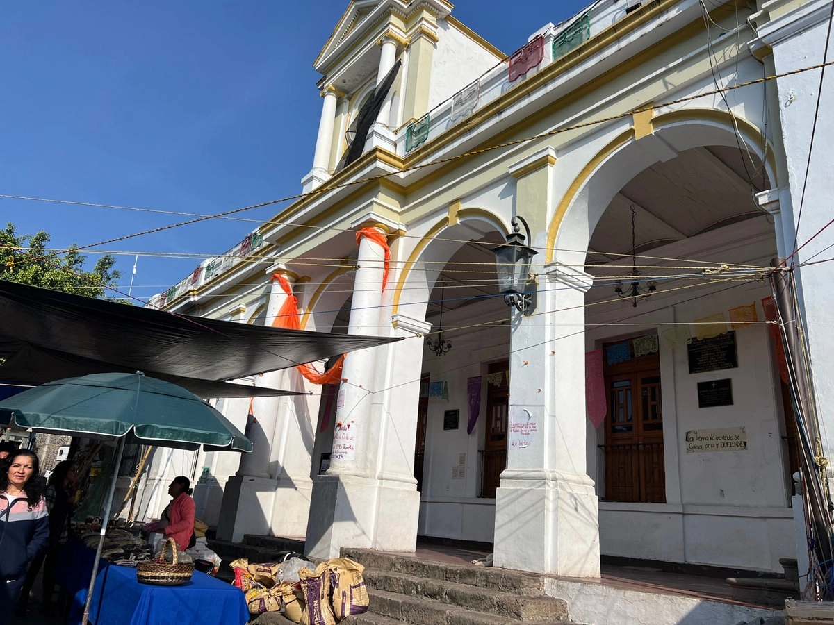 Comerciantes instalados en la Plaza Cívica de Tepoztlán, Morelos, deberán liberar este espacio a más tardar el próximo 7 de diciembre. Foto 