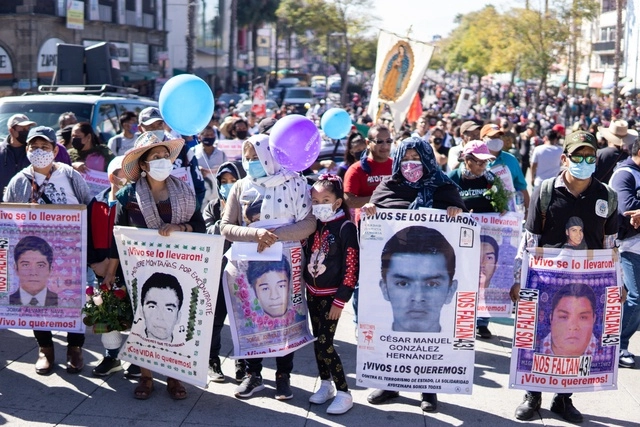Familiares de los 43 normalistas de Ayotzinapa durante una marcha en imagen de archivo. Foto Pablo Ramos