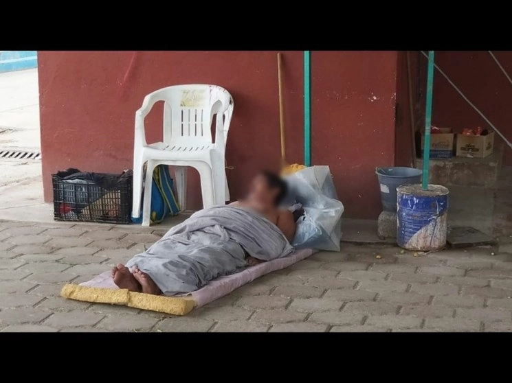 Un hombre de aproximadamente 60 años de edad en condición de calle lleva más de 12 horas sin recibir atención médica, pese a que ya fue diagnosticado con Covid-19 en Juchitán. Foto 'La Jornada'