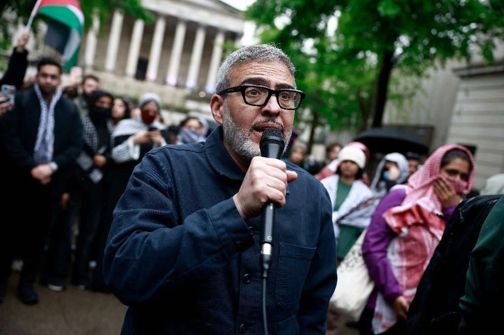 El cirujano plástico británico-palestino especializado en lesiones de conflictos, Ghassan Abu Sitta, habla con la prensa durante una manifestación en apoyo al pueblo palestino en la entrada principal del University College London (UCL), el 3 de mayo de 2024, en Londres, mientras un campamento pro-palestino tiene sido instalado en el campus. Foto Afp