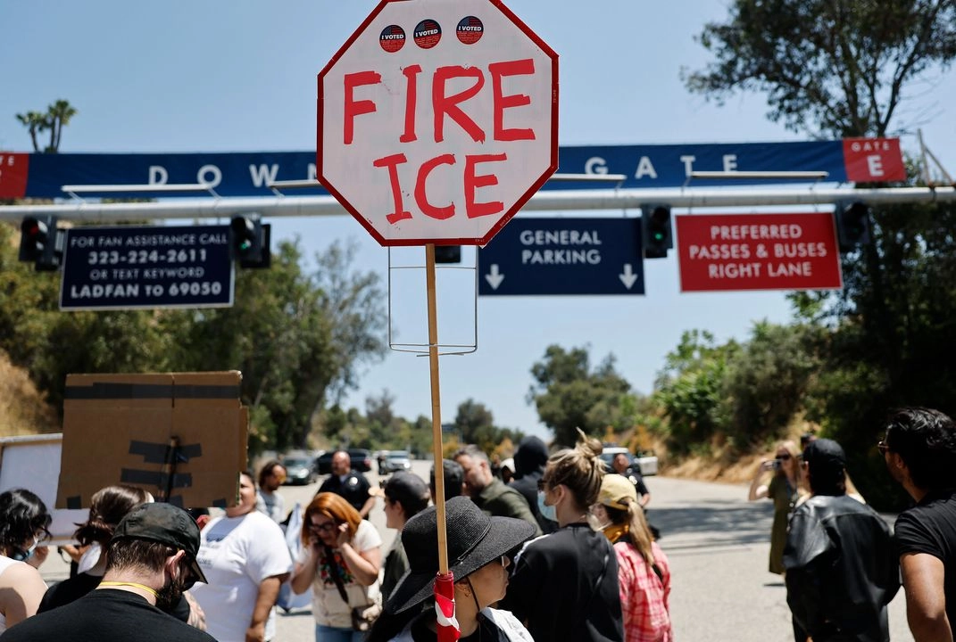 En el estacionamiento del Dodger Stadium se observó a manifestantes portando pancartas en contra del ICE, ante la mirada de elementos de seguridad.