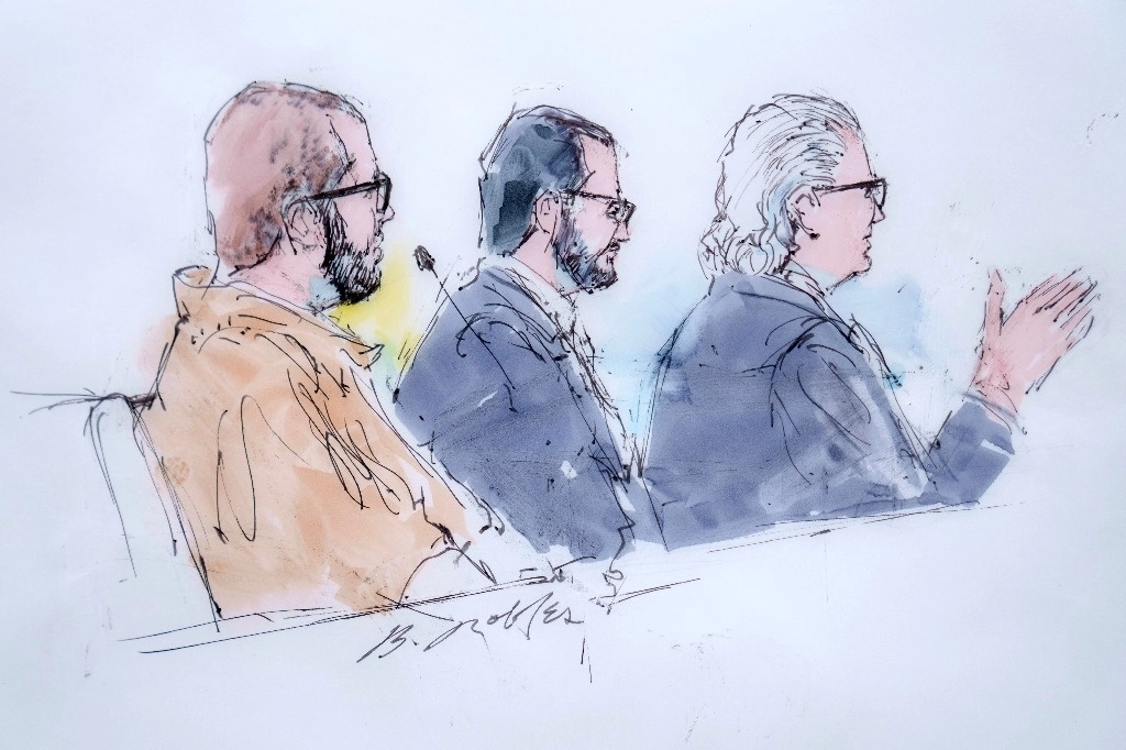 En este boceto de la sala del tribunal, el acusado Alexander Smirnov, izquierda, escucha mientras su abogado, David Chesnoff, habla en un tribunal federal de Los Ángeles, el lunes 26 de febrero de 2024. Foto Ap