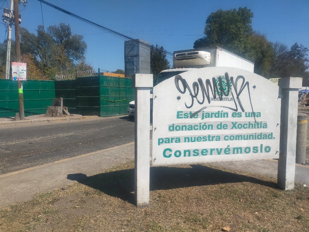 Al exterior del inmueble, se observa un nuevo enrejado que cerca todo el acceso principal al parque. Pareciera un sitio en abandono o por lo menos de poca actividad humana. Foto Silvia Chávez González