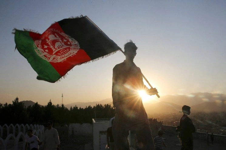 Un hombre ondea una bandera nacional afgana durante las celebraciones del Día de la Independencia en Kabul, Afganistán, el 19 de agosto de 2019. Foto Ap