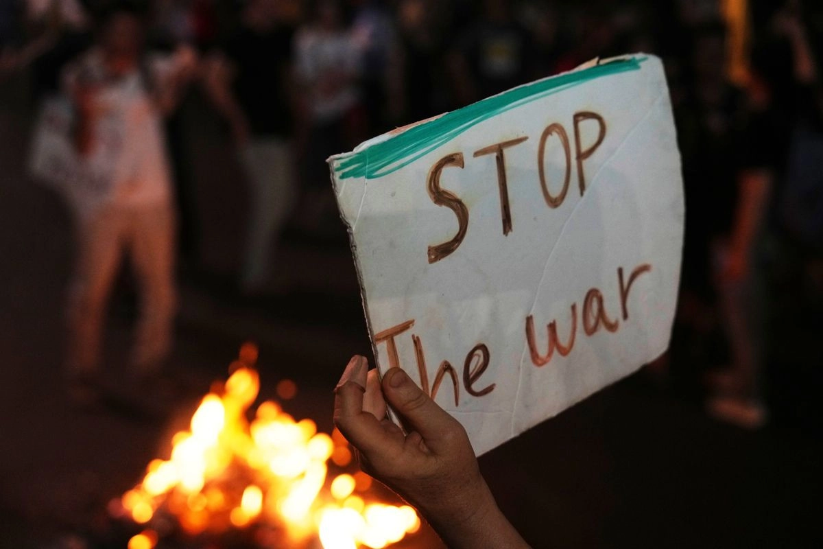 Activistas israelíes protestan contra la guerra en la Franja de Gaza, las medidas israelíes en materia de distribución de alimentos y el desplazamiento forzado, en Tel Aviv, Israel. Foto