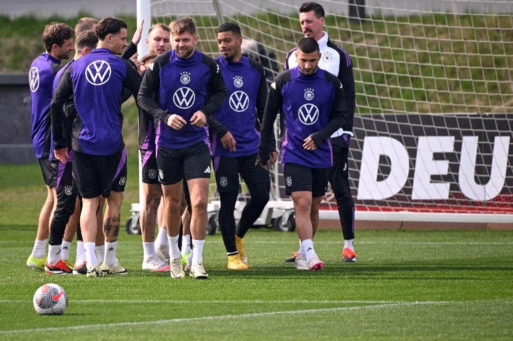 Nike había intentado arrebatar a Adidas el contrato con la DFB en varias ocasiones, obligando a la empresa alemana a aumentar sus desembolsos para conservarlo. En la imagen, jugadores de la selección alemanda en un entrenamiento en Frankfurt. Foto Afp.