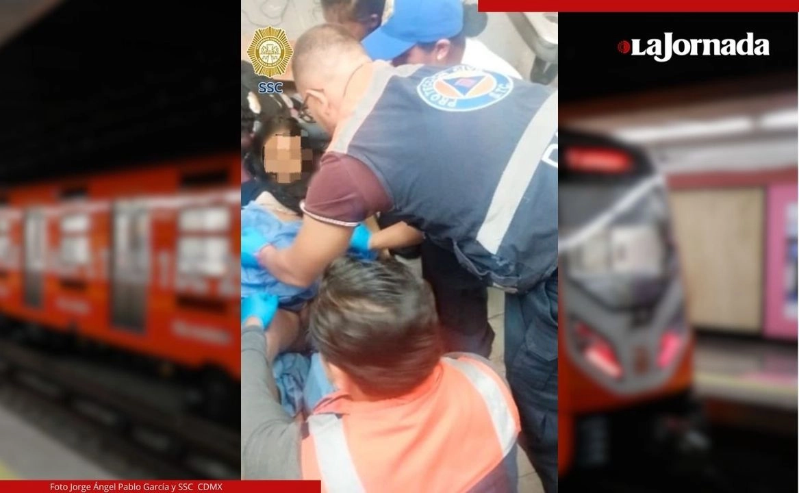 Personal del metro, policías auxiliares y del ERUM apoyaron a la menor en su labor de parto. Foto