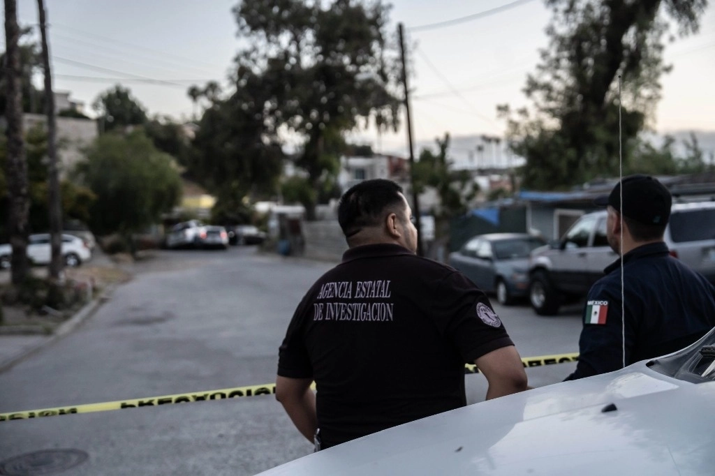 En la imagen, elementos de la policía acordonan el área donde chocó el chófer de una camioneta luego de ser atacado por hombres armados en Baja California. Foto Cuartoscuro / Archivo   