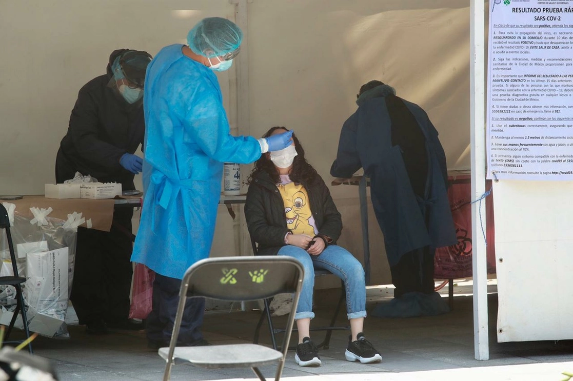 Quienes vacacionaron han solicitado pruebas anti-Covid para descartar contagios en el quiosco de salud instalado en la explanada del metro Etiopía, en la Ciudad de México, el 8 de abril de 2021. Foto Luis Castillo