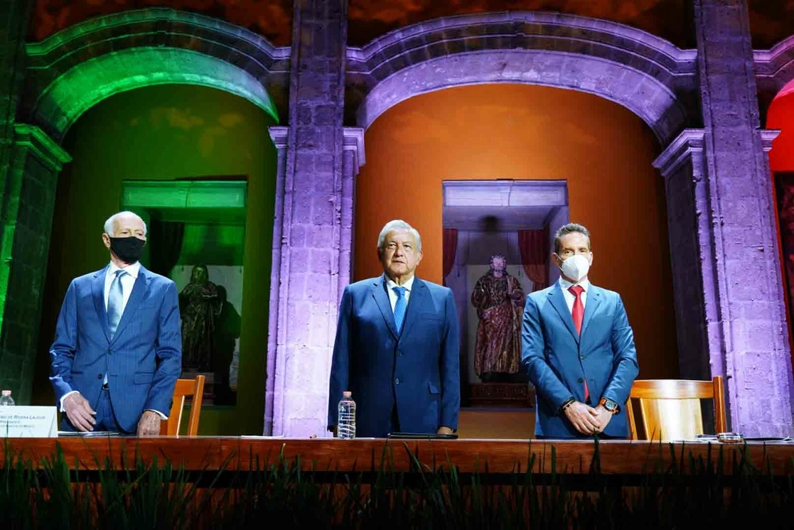El presidente Andrés Manuel López Obrador flanqueado por Luis Niño de Rivera y Daniel Becker duramnte la 84 Convención Bancaria. Foto Presidencia