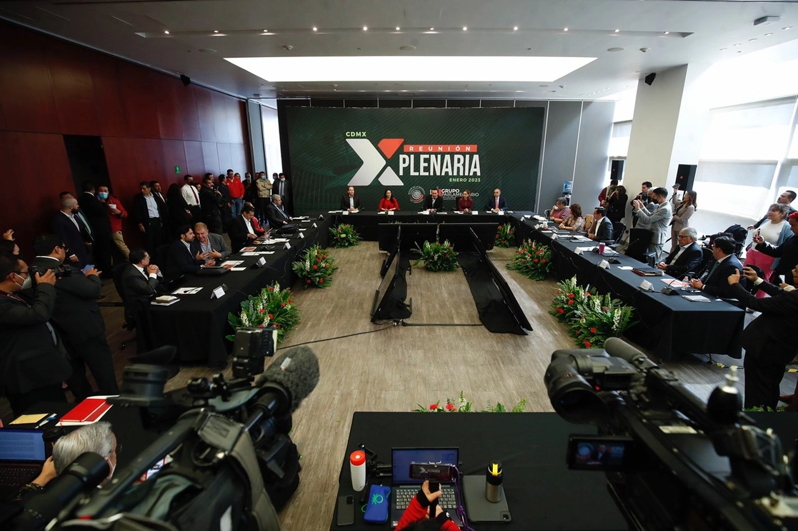 Los senadores del PRI, Eruviel Ávila, Miguel Ángel Osorio Chong, Claudia Ruiz Massieu, Beatriz Paredes y Manuel Añorve participan en la sesión plenaria del grupo parlamentario donde asiste la candidata al Estado de México por el PRI, Alejandra de Moral, en la Ciudad de México, el 31 de enero de 2023. Foto Cristina Rodríguez