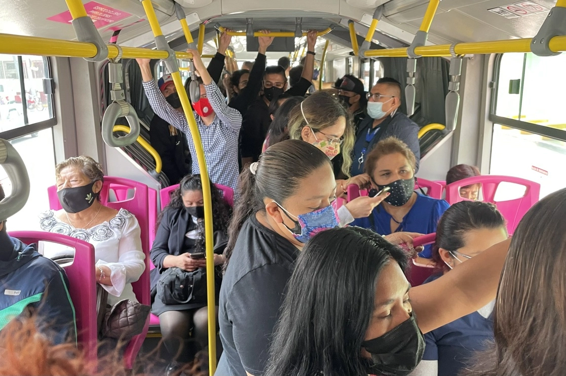 Usuarios del Metrobús en la Ciudad de México utilizan cubrebocas en sus traslados. La vacunación contra el Covid-19 continúa en diversas alcaldías para personas de 30 a 39 años. Foto Yazmín Ortega Cortés