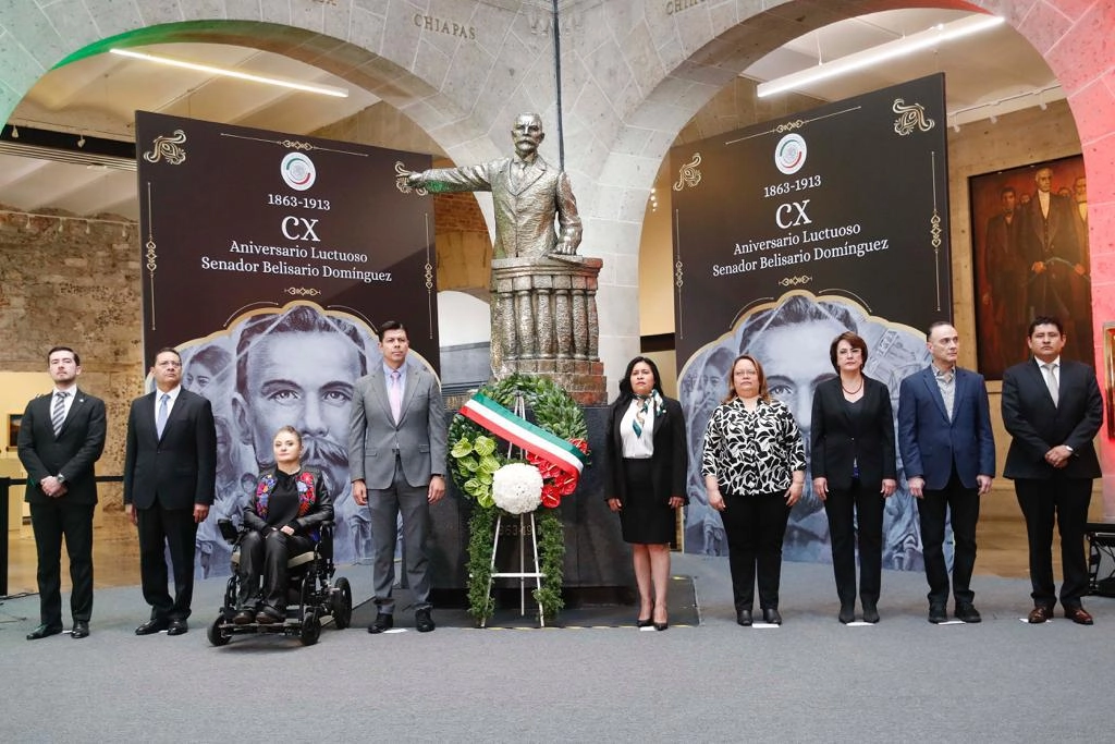 La ceremonia se llevo a cabo en el patio central del antigua sede de Xicotécatl, donde los senadores asistentes montaron una guardia de honor y depositaron una ofrenda floral en la estatua de Belisario Domínguez. Foto Senado de la República