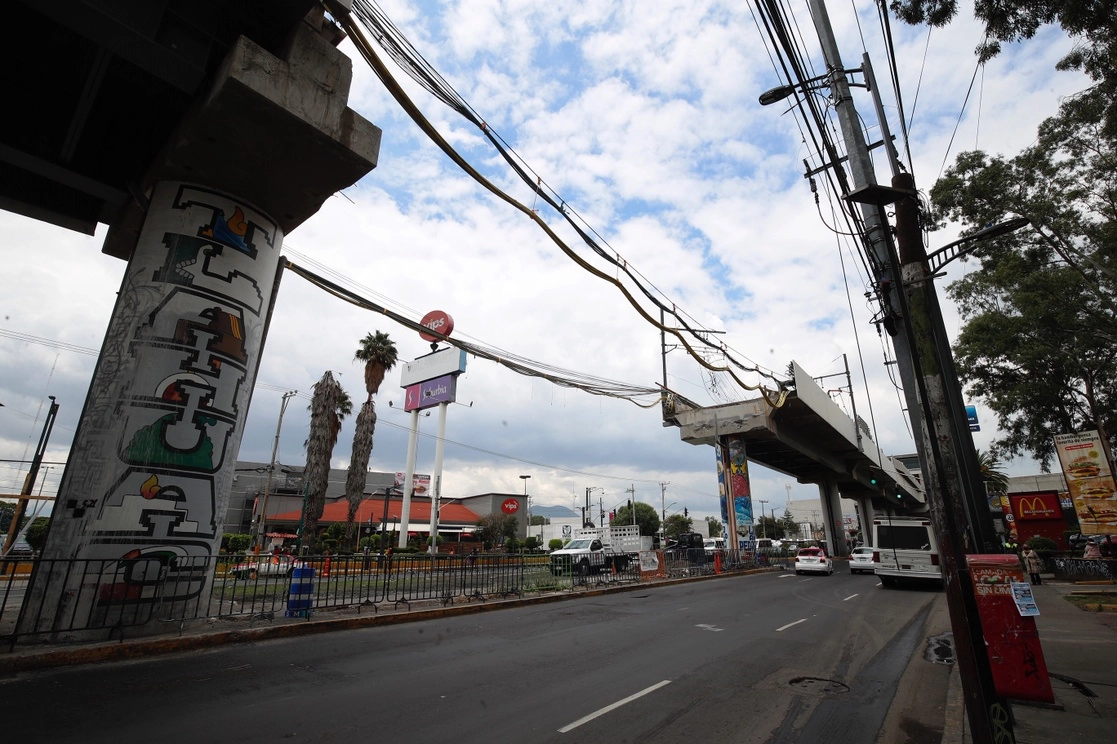 Así se ve el puente por el que circula la línea 12 del Metro, si la trabe que se cayó. Foto Cristina Rodríguez/ Archivo 