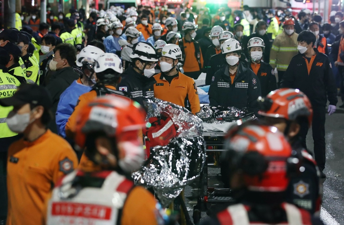 Rescatistas trabajan en el sitio de la estampida, en Itaewon, un distrito de Seúl. Foto Xinhua