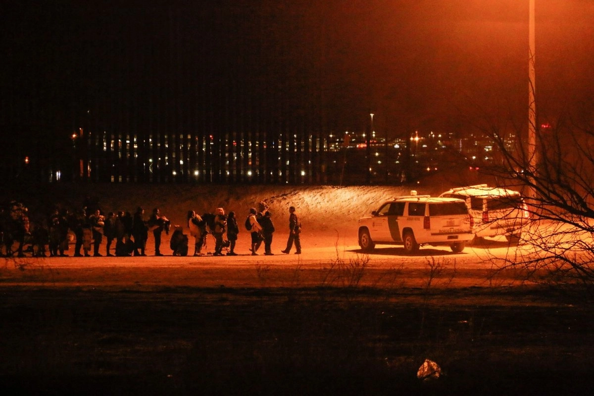 Migrantes indocumentados son detenidos por agentes de la patrulla fronteriza de EU en Texas tras cruzar la frontera. Foto 