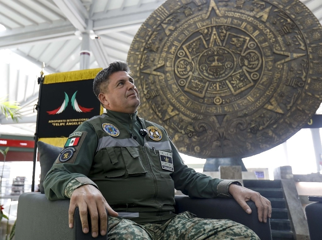 El general de división ingeniero Gustavo Ricardo Vallejo Suárez, en una de las salas del Aeropuerto Internacional Felipe Ángeles, durante la entrevista con este diario. Foto Germán Canseco