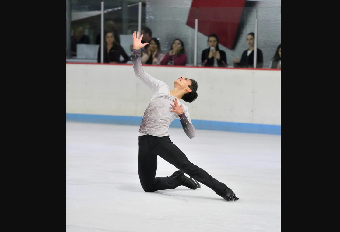 Con escasos recursos, practicando una disciplina poco común en México y haciendo frente a críticas machistas, el patinador artístico Donovan Carrillo se muestra satisfecho al haber conseguido el pase olímpico para la justa de invierno de Pekín 2022.Fotografía Twitter @COM_Mexico / Archivo