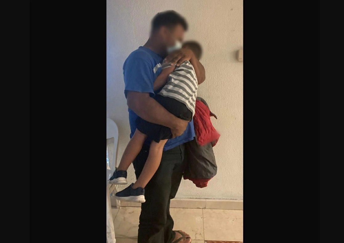 Un niño migrante de 5 años logró reunirse con su padre, luego de que éste fue detenido en NL por elementos de la Guardia Nacional cuando viajaba en un camión de redilas junto a otros indocumentados. Foto tomada de la cucenta de Twitter @INAMI_mx