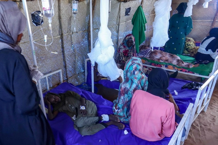 Pacientes sudaneses reciben tratamiento dentro de una sala de un hospital de campaña en un campo de refugiados cerca de la ciudad de Adre, en el este de Chad. Foto Afp