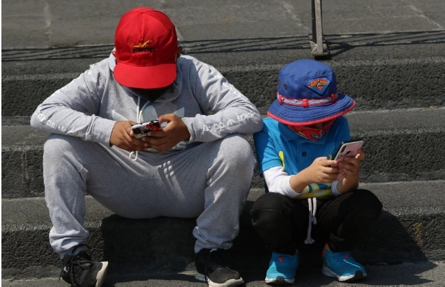 Sondeos de la Sipina señalan que 77% de los niños de 12 a 15 años de edad navegan de seis a ocho horas diarias en promedio en internet. Foto Cuartoscuro/Archivo