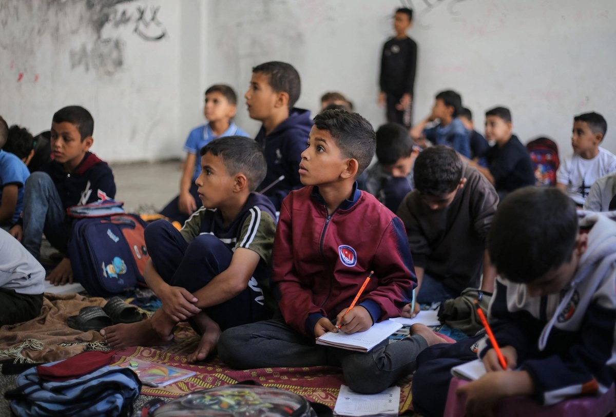 Con el sistema educativo de Gaza devastado por dos años de guerra cruenta, el director regional de UNICEF declaró el 23 de octubre que temía por una "generación perdida" de niños vagando por calles en ruinas sin nada que hacer.