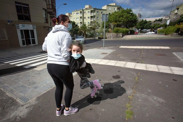 Luego de seis semanas de confinamiento y tras varias críticas al gobierno, los niños españoles pudieron salir a dar un paseo. Foto Afp