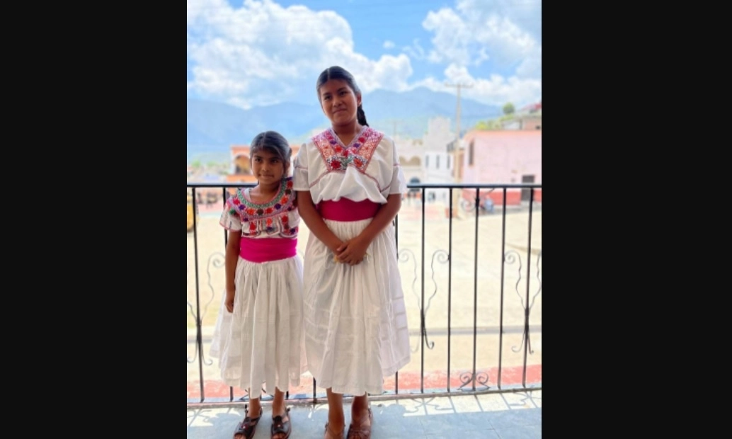 La comunidad en la sierra de Juárez de Oaxaca cuenta ahora con un nuevo acervo de libros infantiles. En la imagen, Rita Arce (derecha), acompañada por una amiguita. Foto Regina Mejía