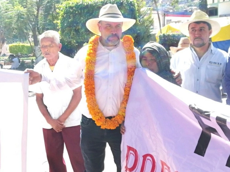 Adrián LeBarón con una indígena nahua en el zócalo de Chilapa de Álvarez. Foto Sergio Ocampo