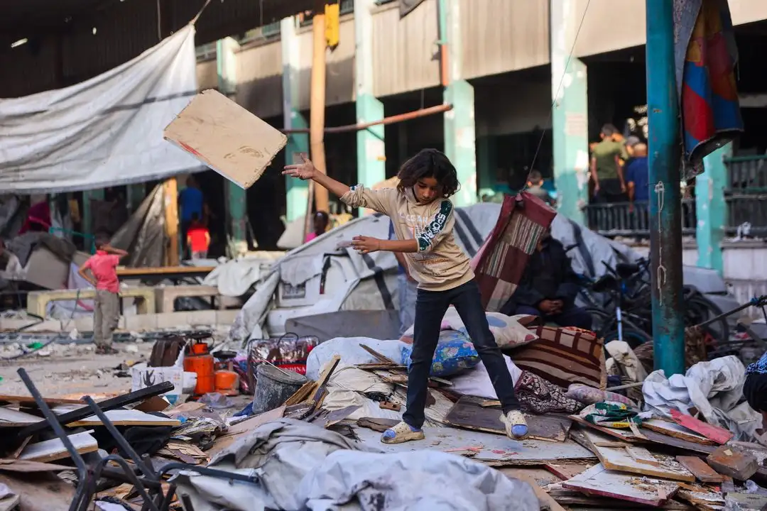 Los recientes bombardeos israelíes dejaron 55 muertos, la mayor parte niños de una escuela con desplazados en la ciudad de Gaza. En la imagen, menores rescatan pertenencias de entre los escombros del colegio Fahmi Al-Jarjawi. La OMS afirmó que 10 mil cadáveres yacen bajo los edificios destruidos en la franja. 