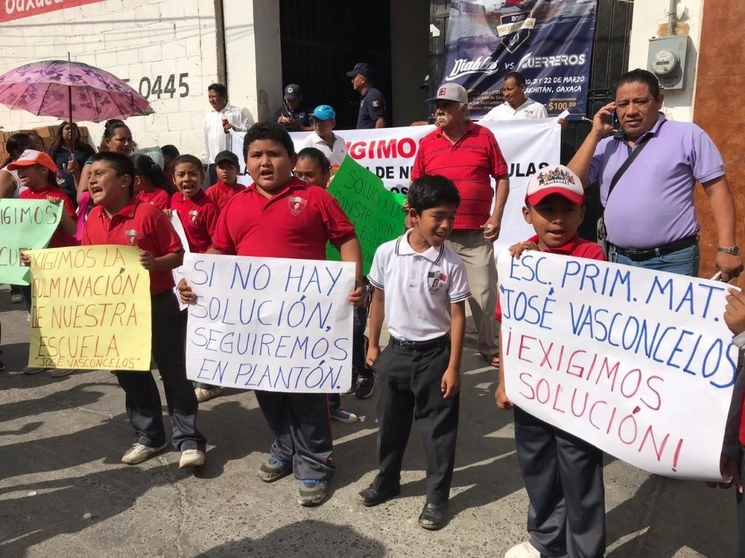 Más de un centenar de estudiantes de la Escuela Primaria José Vasconcelos de la ciudad de Juchitán, Oaxaca, marcharon para exigir la conclusión de la obra de reconstrucción. Foto Diana Manzo