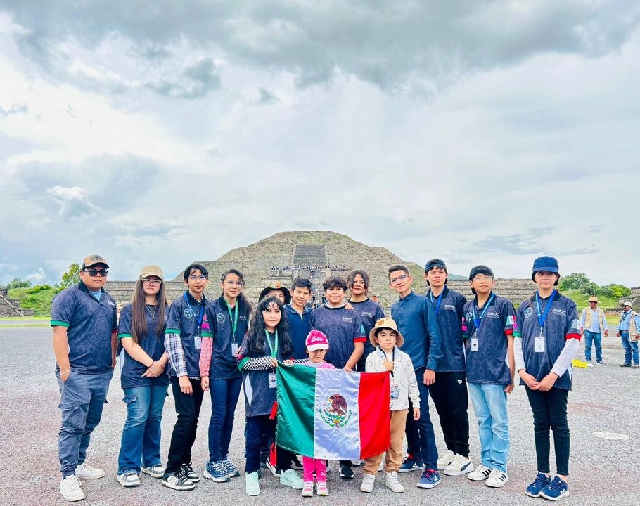 Los menores recibieron las camisetas oficiales que portarán como representantes de la delegación estado de México y posteriormente realizaron un recorrido por la zona arqueológica de Teotihuacán, donde se tomaron la fotografía oficial de la delegación matemática.
