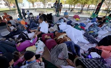 En la imagen, indocumentados deportados descansan en un parque de Reynosa, Tamaulipas, luego de que autoridades mexicanas los sacaron del sitio donde se habían refugiado tras llegar a esa ciudad. Foto Ap