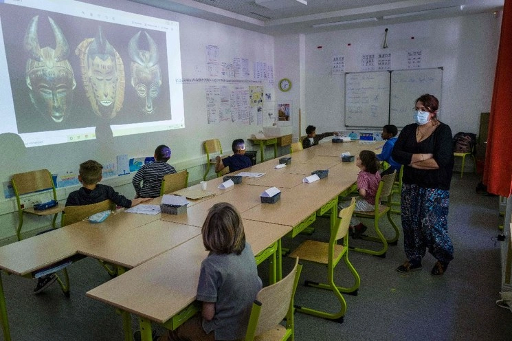 Profesora y alumnos durante la lección en una escuela primaria, al este de Francia. Foto Afp / Archivo