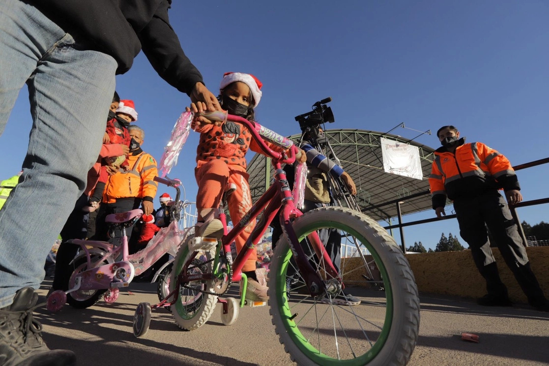 Una niña con su nueva bicicleta. Foto cortesía DIF municipal Ciudad Juárez