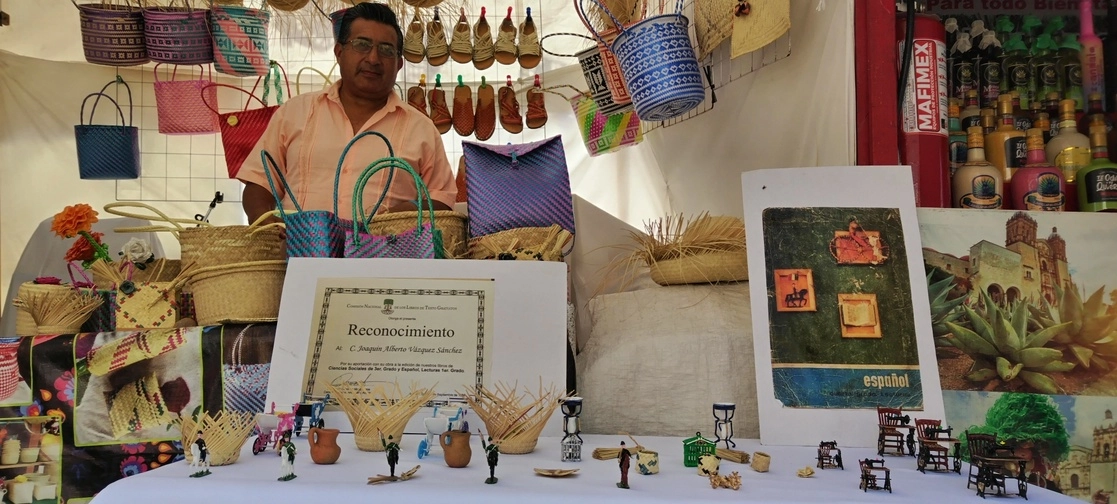 Artesanos de Guerrero promueven la venta de juguetes tradicionales que despierta la destreza de los niños. Foto La Jornada