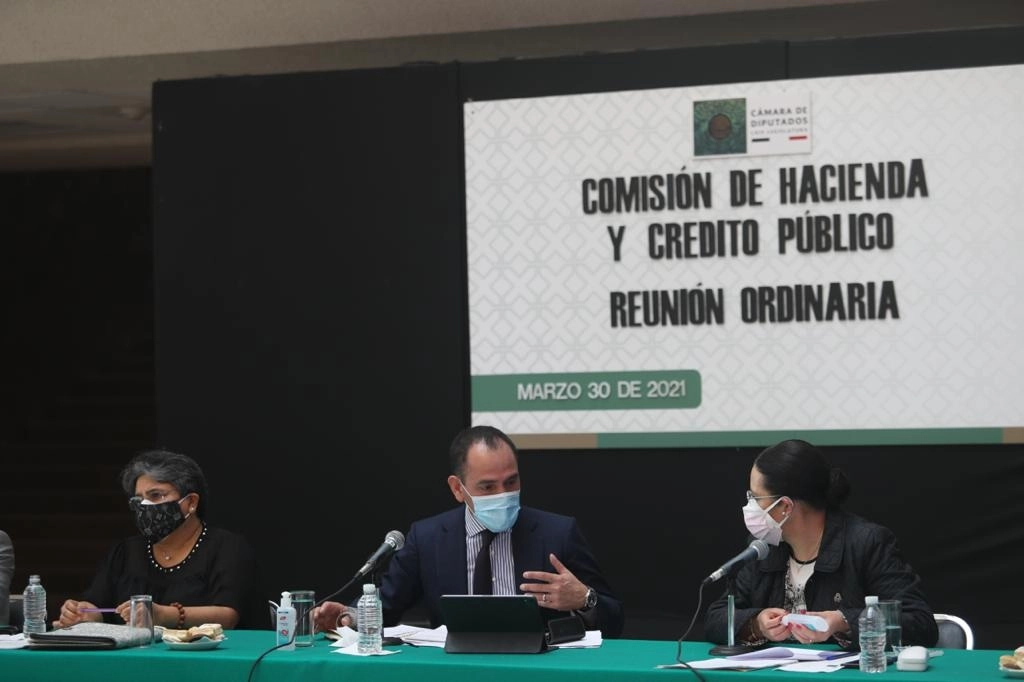 El secretario de Hacienda, Arturo Herrera, y la titular del Sat, Raquel Buenrostro, acompañados de la diputada Patricia Terraza de la Comisión de Hacienda y Crédito Público, durante una reunión ordinaria en la Cámara de Diputados, en la Ciudad de México, el 30 de marzo de 2021. Foto Yazmín Ortega CortésEscribe un mensaje