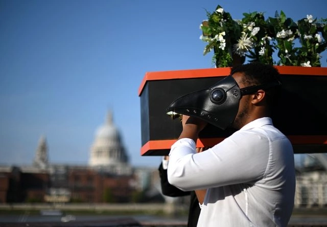 Performance de un funeral, para representar la “muerte” de la música en vivo frente al Río Támesis, en Londres. Foto Afp 